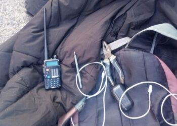 Tres ladrones con 12 antecedentes fueron detenidos por la Policía de la Ciudad cuando robaban dentro de un auto