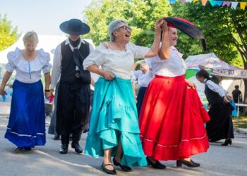Croto festeja sus 112 años a puro torta frita y mùsica en vivo
