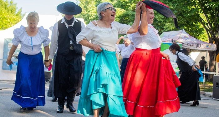 Croto festeja sus 112 años a puro torta frita y mùsica en vivo