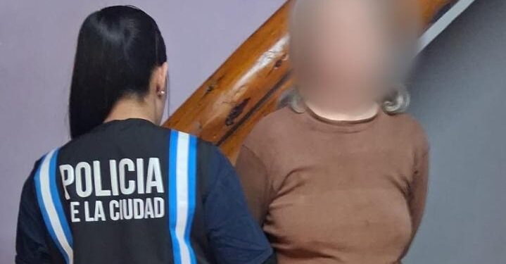 La Policía de la Ciudad detuvo en Río Negro a una partera que estaba prófuga desde 2024 por homicidio