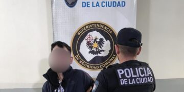 La Policía de la Ciudad detuvo a un ladrón con 11 antecedentes que robaba a vecinos de Parque Avellaneda con una réplica de ametralladora