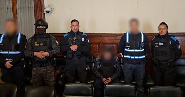 Expulsaron del país a un delincuente peruano con siete condenas judiciales que fue detenido hace dos meses