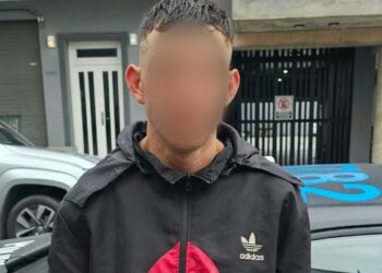 Escapaba de la Policía de la Ciudad y fue hallado gracias a las cámaras del CMU escondido bajo un auto