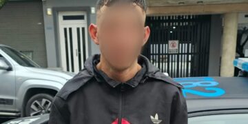 Escapaba de la Policía de la Ciudad y fue hallado gracias a las cámaras del CMU escondido bajo un auto