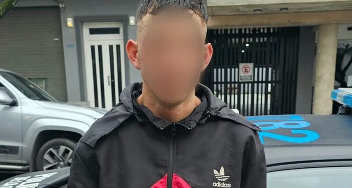 Escapaba de la Policía de la Ciudad y fue hallado gracias a las cámaras del CMU escondido bajo un auto