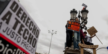 Pedro Sánchez prosigue sus contactos tras las manifestaciones para decidir si convoca elecciones