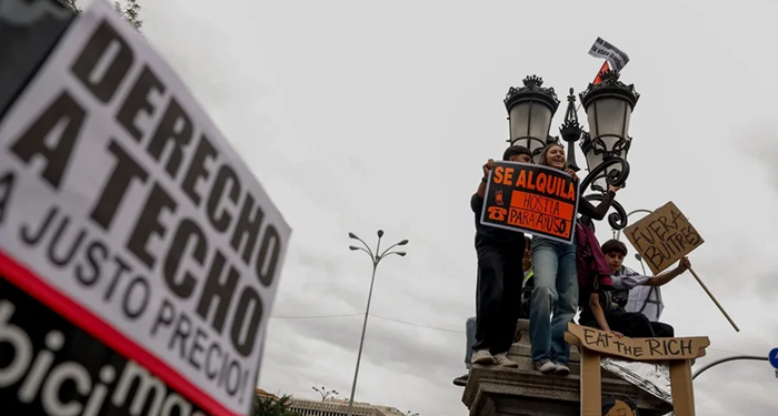 Pedro Sánchez prosigue sus contactos tras las manifestaciones para decidir si convoca elecciones