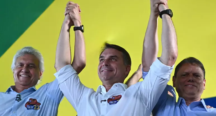 Flávio Bolsonaro: «Mi padre me colocará la banda presidencial»