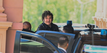 Tras su regreso de París, Javier Milei celebró el triunfo de Flavio Bolsonaro con su Gabinete y confirmó un viaje a España