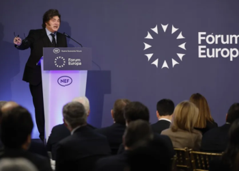 Javier Milei irrumpe en la precampaña con insultos a Pedro Sánchez, que se declara «zurdo orgulloso»