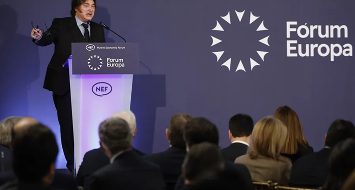 Javier Milei irrumpe en la precampaña con insultos a Pedro Sánchez, que se declara «zurdo orgulloso»
