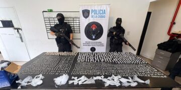 La Policía de la Ciudad detuvo en la villa 31 a dos narcos con 60 antecedentes y secuestró más de 1.400 dosis de cocaína, pasta base y marihuana