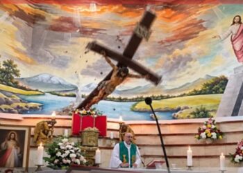 El sacerdote Patricio Alfredo Sánchez Molinari fue aplastado por una inmensa cruz mientras llevaba a cabo su homilìa