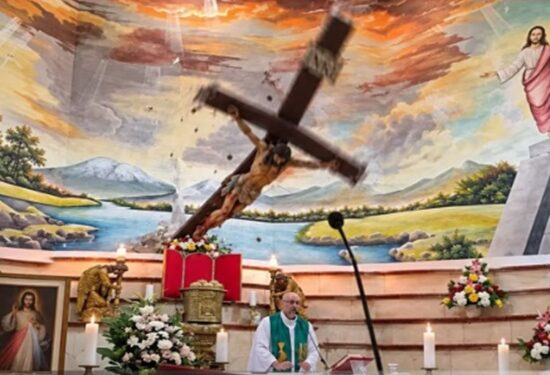 El sacerdote Patricio Alfredo Sánchez Molinari fue aplastado por una inmensa cruz mientras llevaba a cabo su homilìa